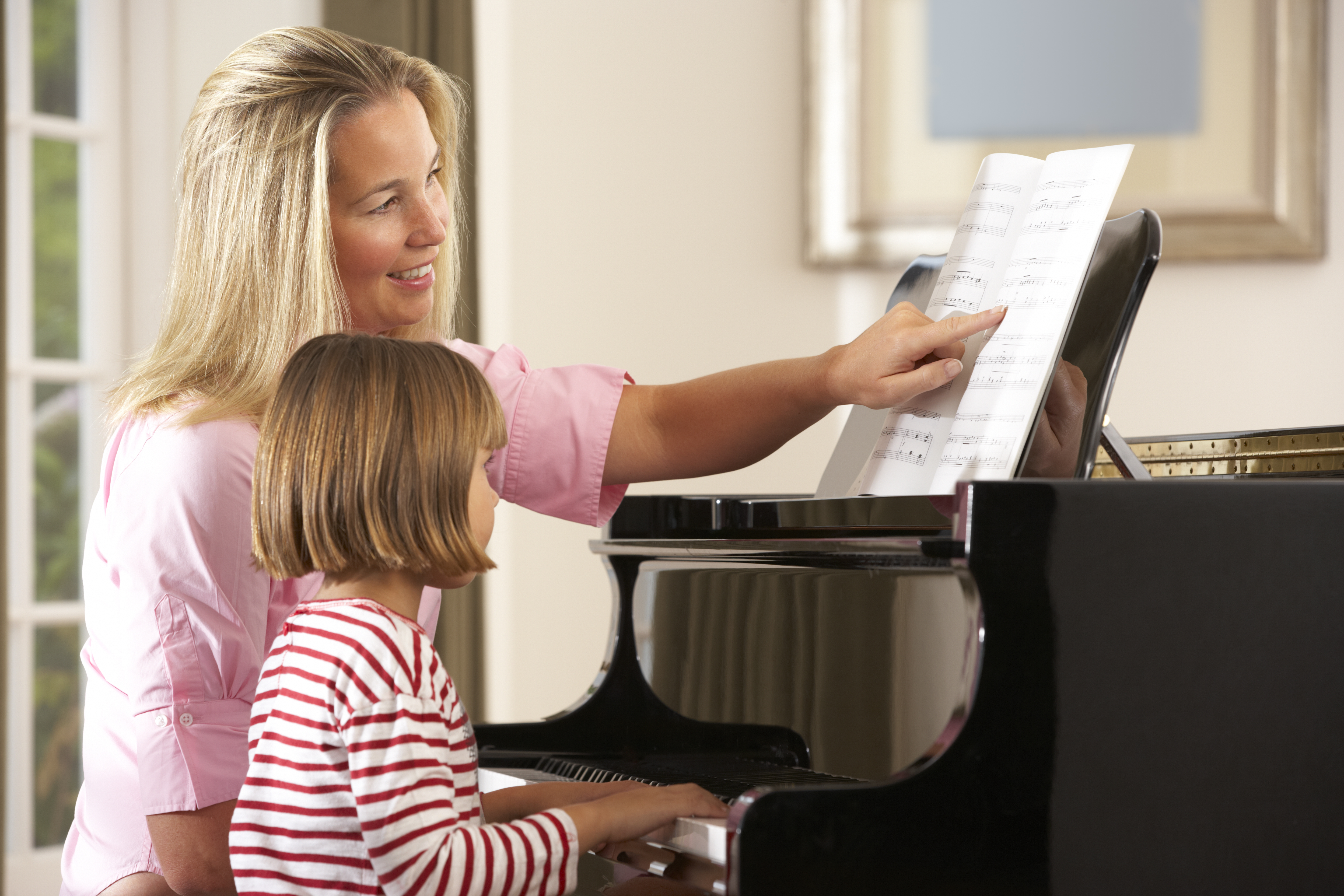 Уроки фортепиано в музыкальной школе. Педагог и дети. Занятие в музыкальной школе. Пианино для детей. Фортепиано для детей.